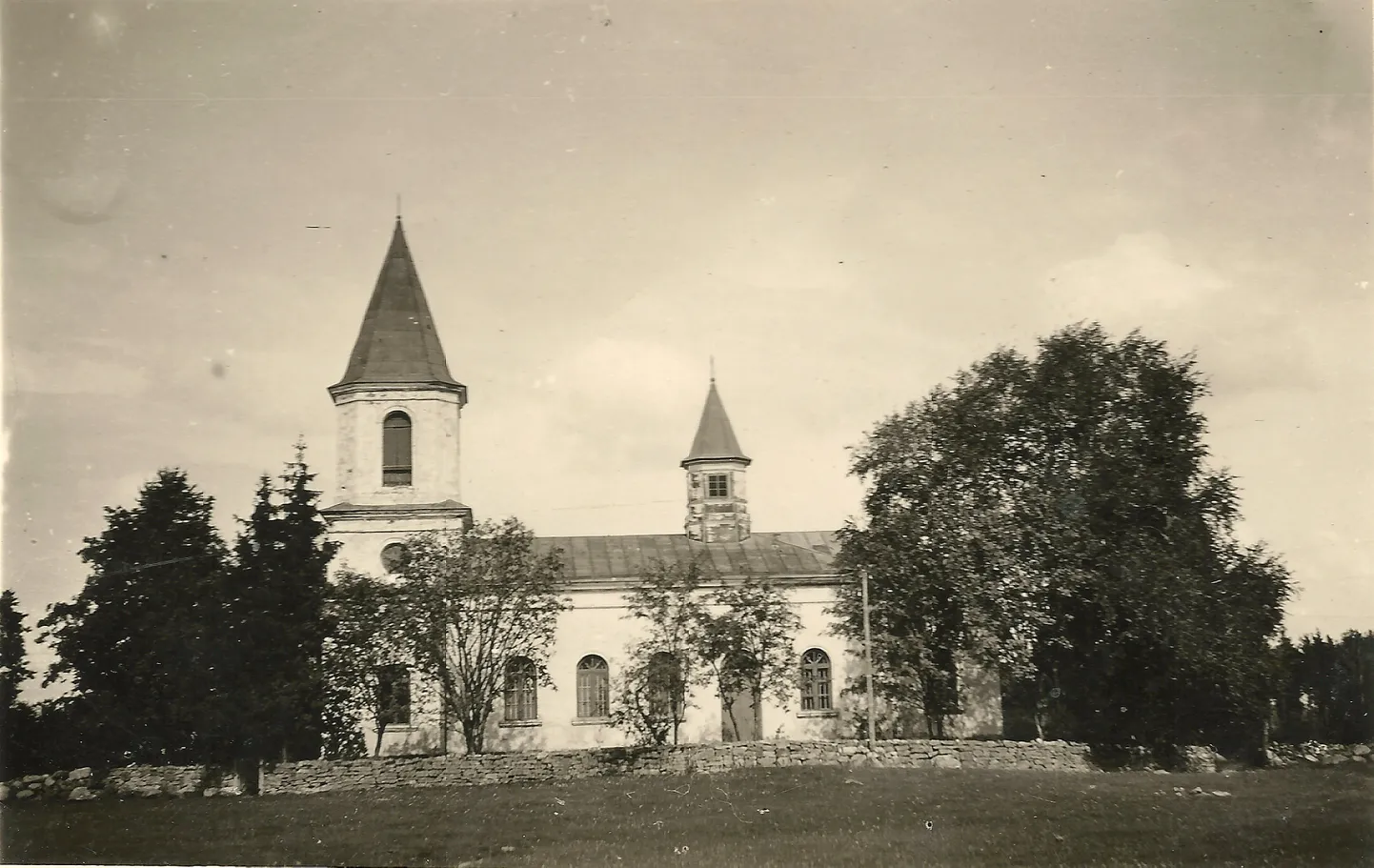 HELLAMAA KIRIKU rajamiseks hakati ehitusmaterjali koguma 1864. aastal. Kirik valmis kaks aastat hiljem.