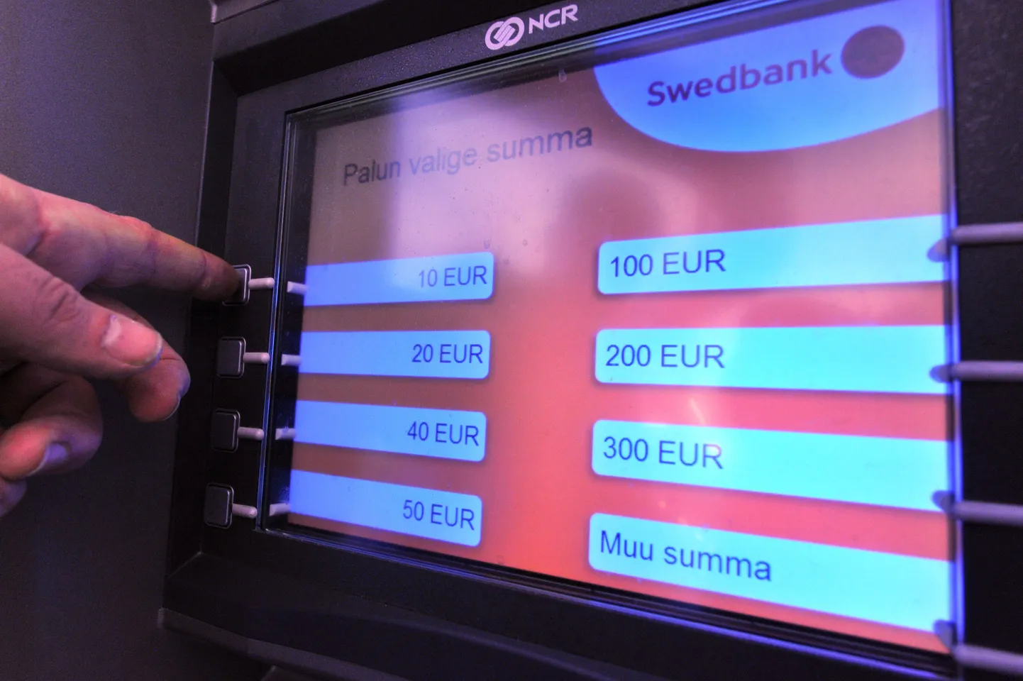 Swedbanki sularahaautomaat.