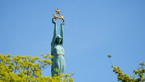 Šodien virs Brīvības pieminekļa būs redzams ASV Gaisa spēku bumbvedējs