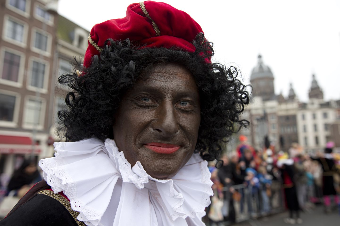 Mustaks Peetriks (Zwarte Piet) kehastunud mees 2013. aastal Amsterdamis.