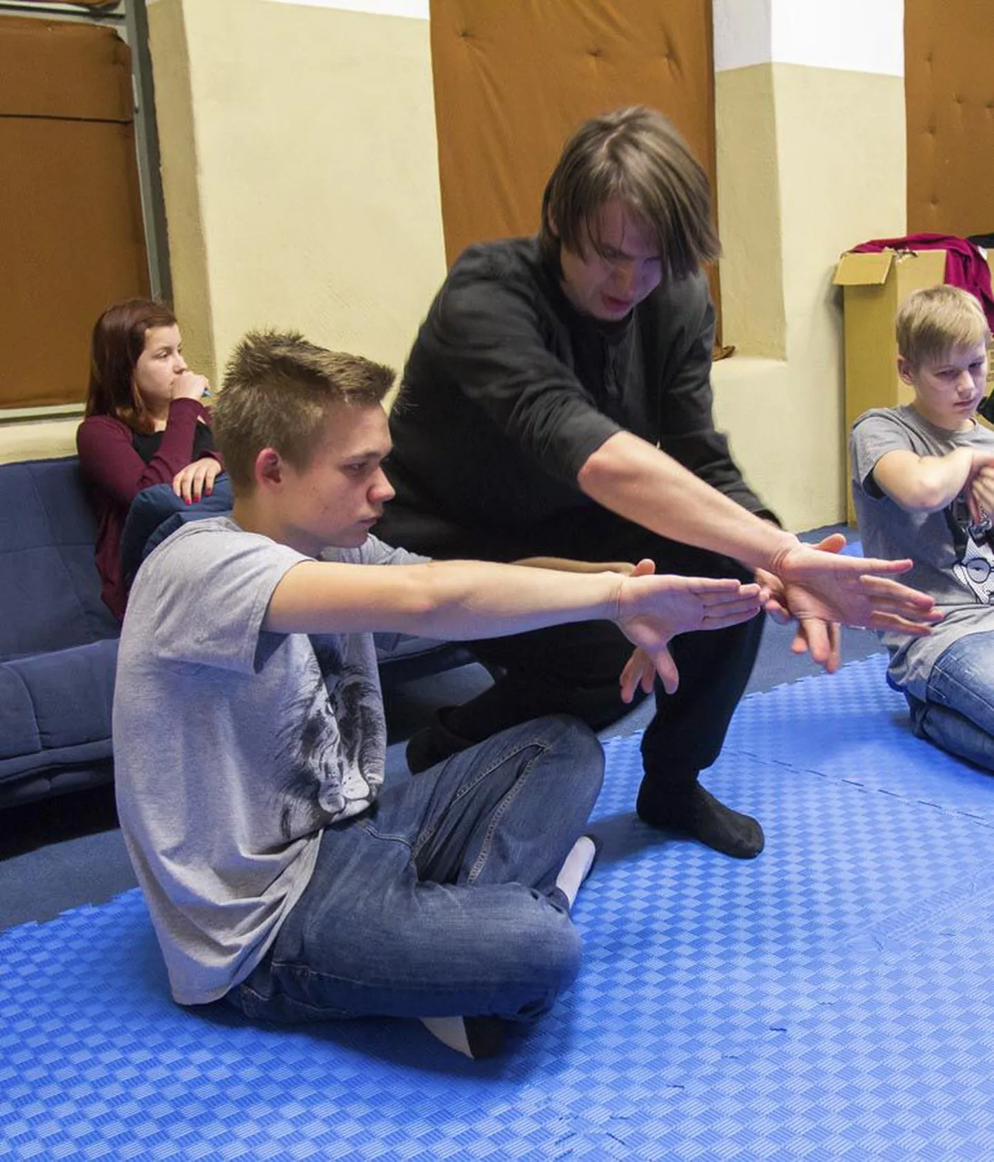 Rumeenia vabatahtlik Andrei Pripasu (mustas) andis Viljandi noortele esimese õppetunni võitluskunstist aikido'st.