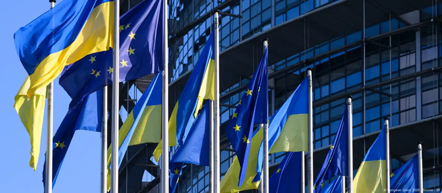 Флаги ЕС и Украины перед зданием Европарламента