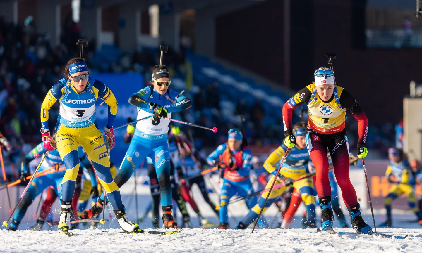 Marte Olsbu Röiseland (paremal) Otepää MK-etapil toimunud naiste ühisstardist sõidus.