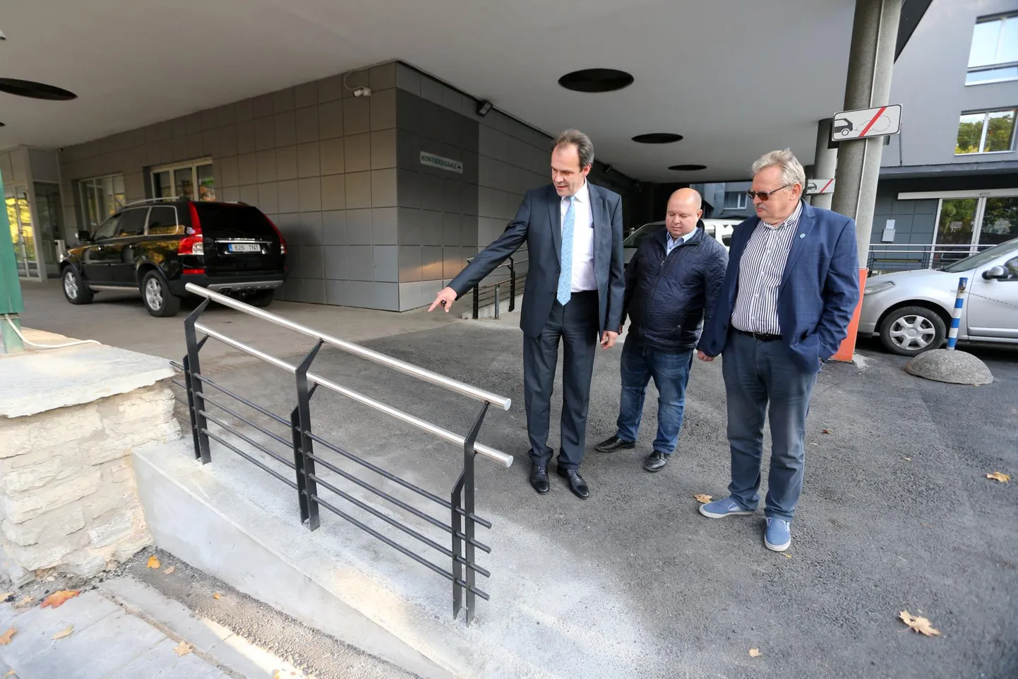 Vanemuise kontserdi­maja juht Kulvo Tamra (vasakul) näitab Oleg Lužetskile ja Rein Haagile, mida saanuks käsipuu paigaldamisel paremini teha.