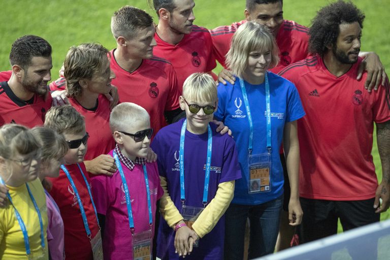 Madridi Reali mängijate ühispilt treeningul viibinud nägemispuudega lastega.
