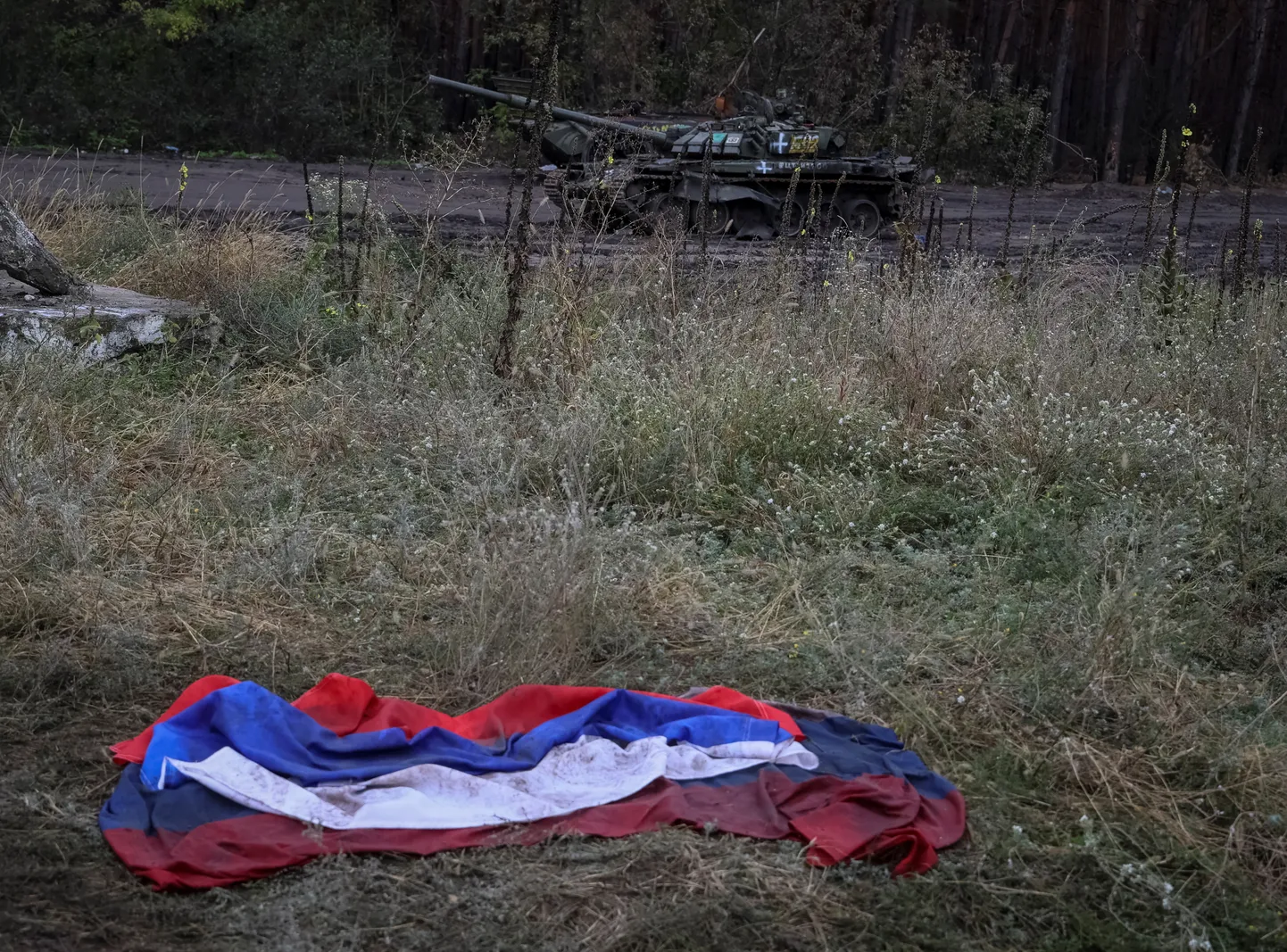 Venemaa lipp maas hävitatud Vene tanki llähedal Ukraina relvajõudude poolt hiljuti vabastatud Iziumi linnas Harkivis.