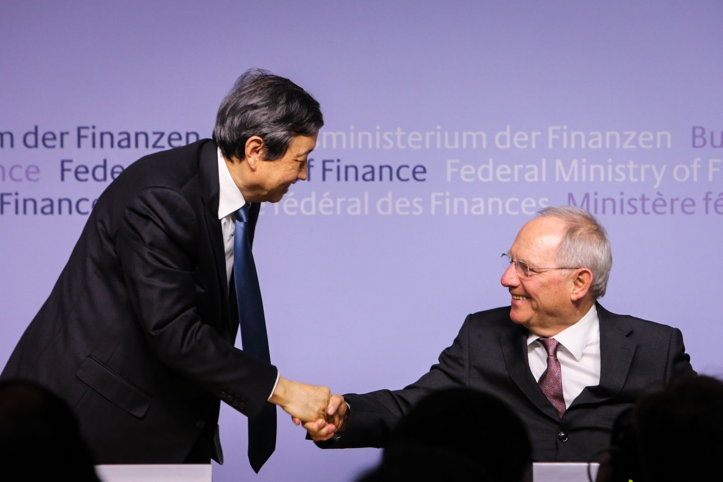 Hiina asepeaminister Ma Kai (vasakul) leppis Saksa rahandusministri Wolfgang Schäublega täna kokku Saksamaa liitumise Hiina rajatud uue Aasia investeerimispangaga AIIB.