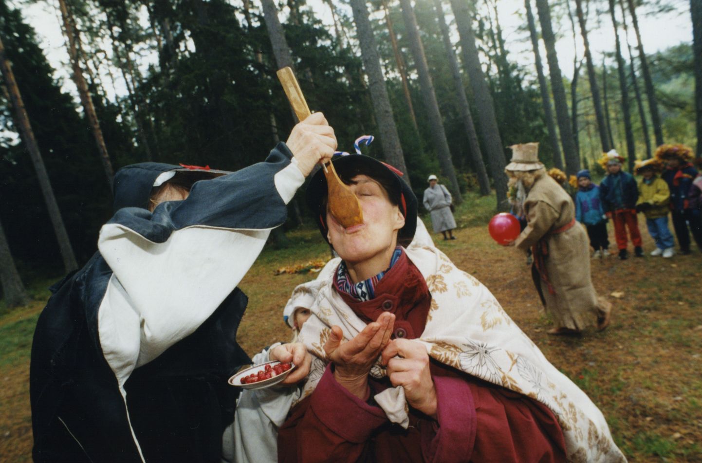 Mihklipäeva tähistamine Elvas Vaikse järve ääres 1998. aastal.