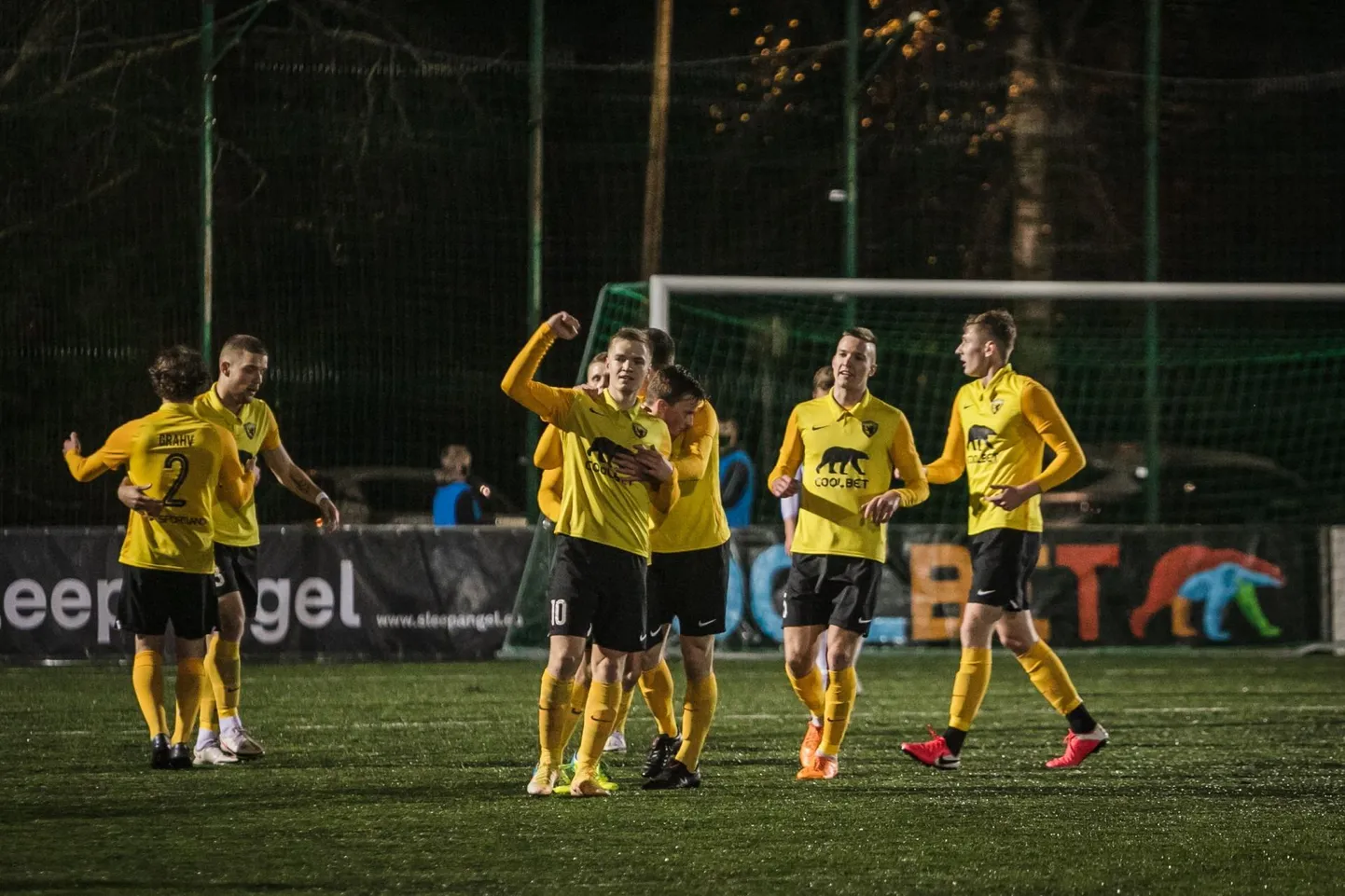 Mullu esiliiga võitnud Pärnu Vapruse jalgpallitiim läheb meistriliiga hooajale vastu kohalike mängijatega, ent otsib täienduseks kogenud abiväge.
