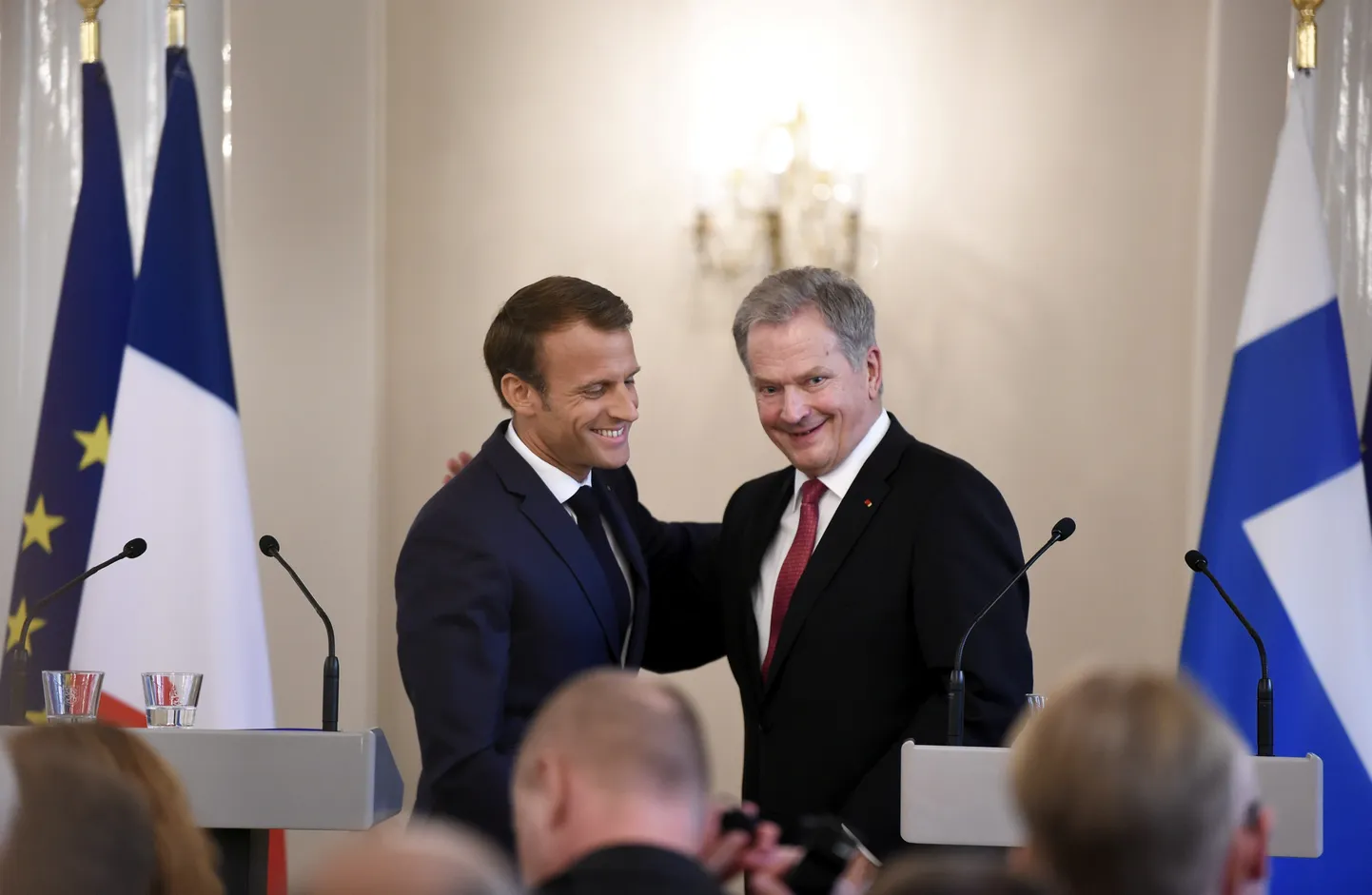 Emmanuel Macron (vasakul) ja Sauli Niinistö täna Helsingis.