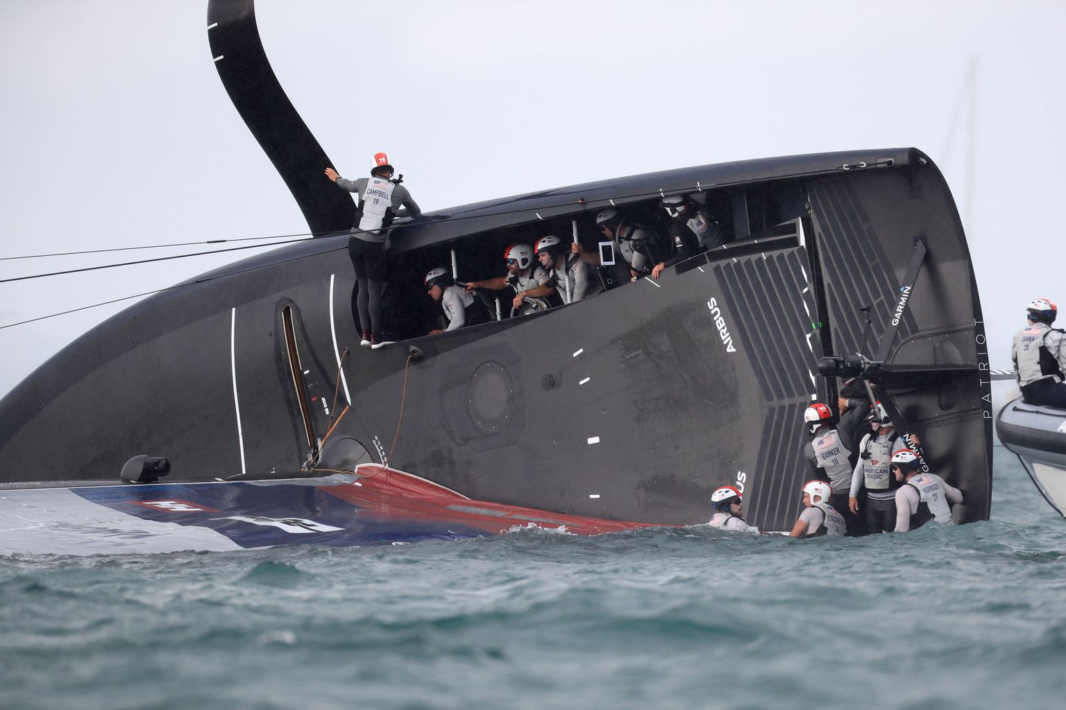 New York Yacht Club'i tiimi American Magic jaht Patriot tegi võistlussõidul Luna Rossa Prada Pirelli vastu tõsise avarii ning sattus uppumisohtu.