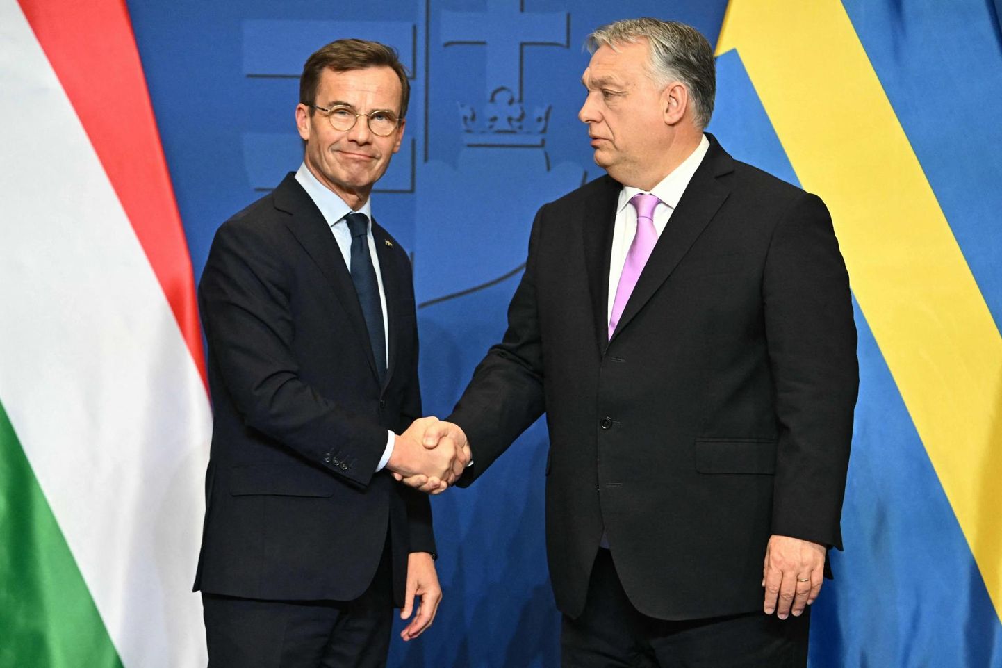 Selleks, et Ungari pikaajaline ratifitseerimisprotssessiga venitamine lõpetada, pakkus Rootsi Ungarile poliitilise vahetuskaubana neli hävitajat. Ja sellest piisas, et Ungari peaminister Viktor Orbán (paremal) Rootsi NATOga liitumisele oma õnnistuse annaks. Fotol Rootsi peaminister Ulf Kristersson (vasakul) Orbániga möödunud reedel suhteid soojendamas.
