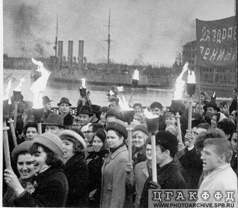 Демонстрация к годовщине пролетарской революции в СССР.