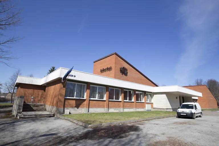 Aseri rahvamaja on väljast vaadates nagu üks kultuurikants olema peab: suurejooneline ja muidugi punastest tellistest.