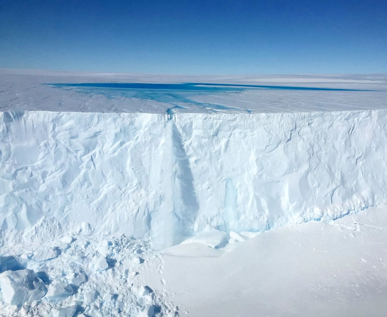 Soojemal ajal tekivad Antarktika jääkilbile hiiglaslikud järved. Pildil on sulaveejärv Sørsdali liustikul 31. märtsil 2022.