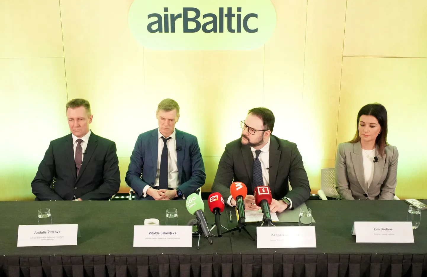 Satiksmes ministrijas valsts sekretāra pienākumu izpildītājs Andulis Židkovs, AS "airBaltic Corporation" finanšu direktors, valdes loceklis Vitolds Jakovļevs, satiksmes ministrs Kaspars Briškens un "Sorainen" vadošā partnere Eva Berlaus piedalās preses konferencē, kurā informē par panākto vienošanos, ka Vācijas aviokompāniju grupa "Lufthansa Group" kļūst par Latvijas nacionālās aviokompānijas "airBaltic" stratēģisko investoru.