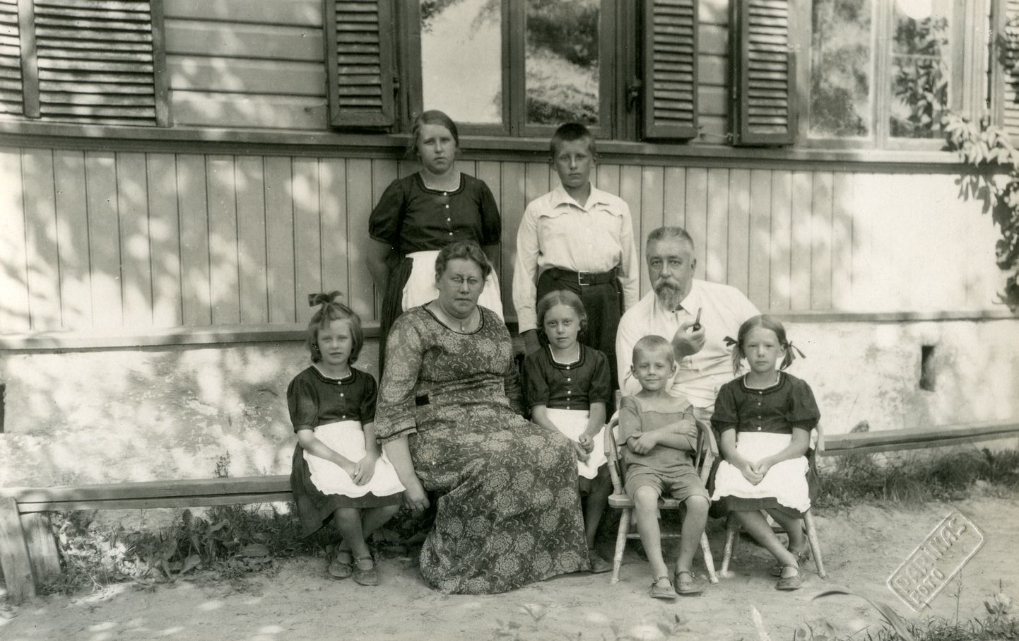 Aleksander Paldroki koos perega kodumaja ees Kuressaares.