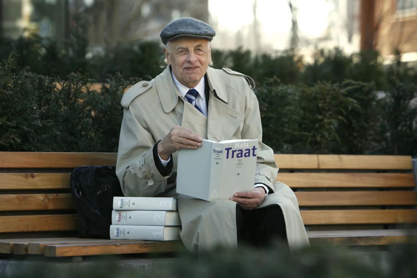 Mats Traat oma kogutud teostega