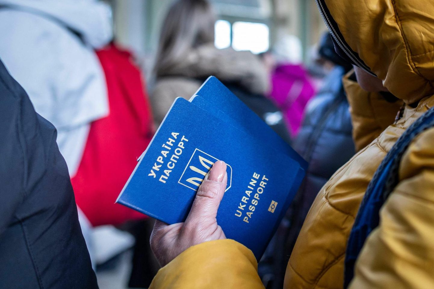 Ukraina passe käes hoidev põgenik ootab 2022. aasta märtsis Poola piirilinna Przemyśli raudteejaamas piletijärjekorras.