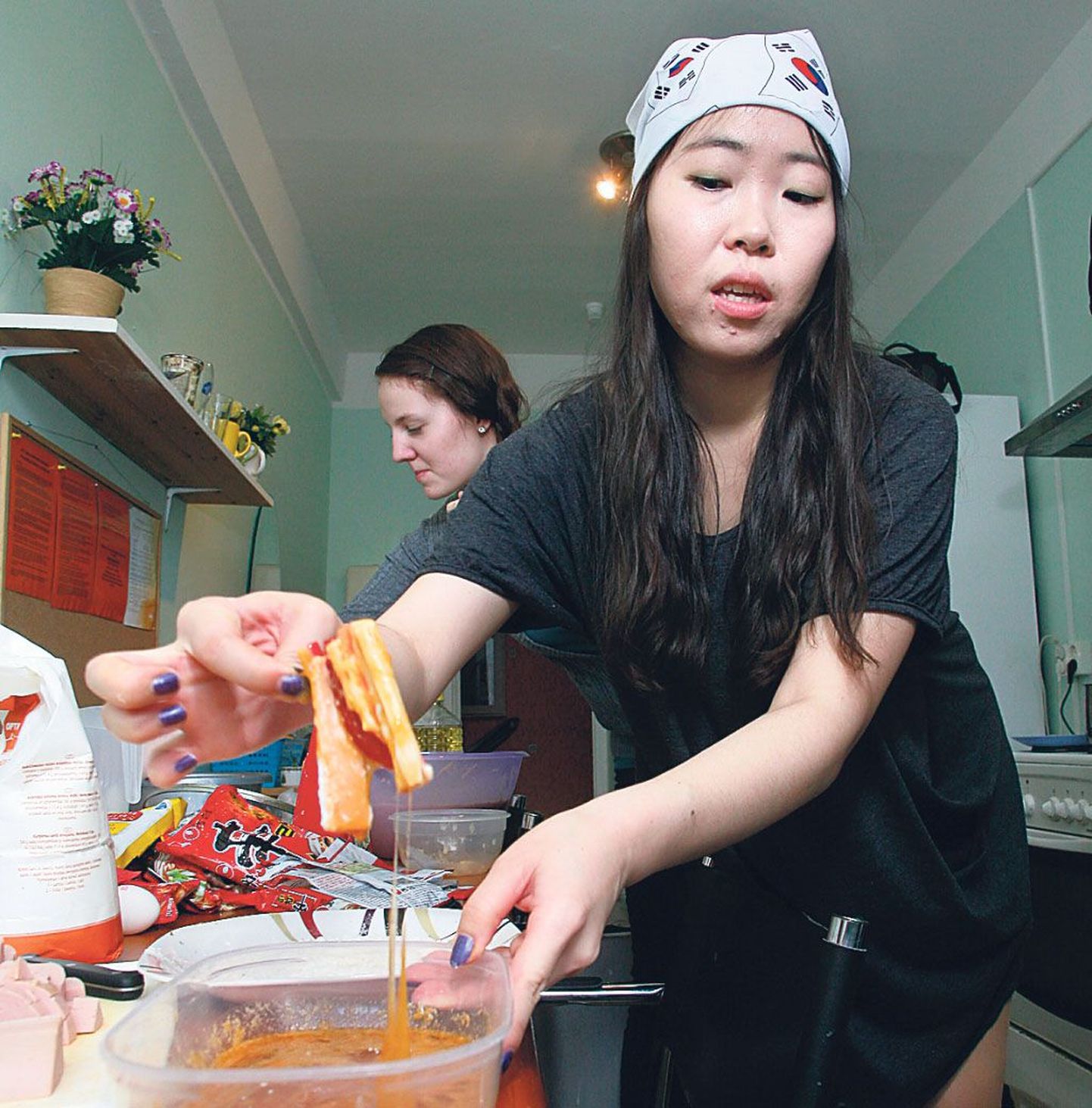 Sun Mi Jin näitas Eesti noortele, kuidas valmistada Koreas populaarseid friteeritud suupisteid.