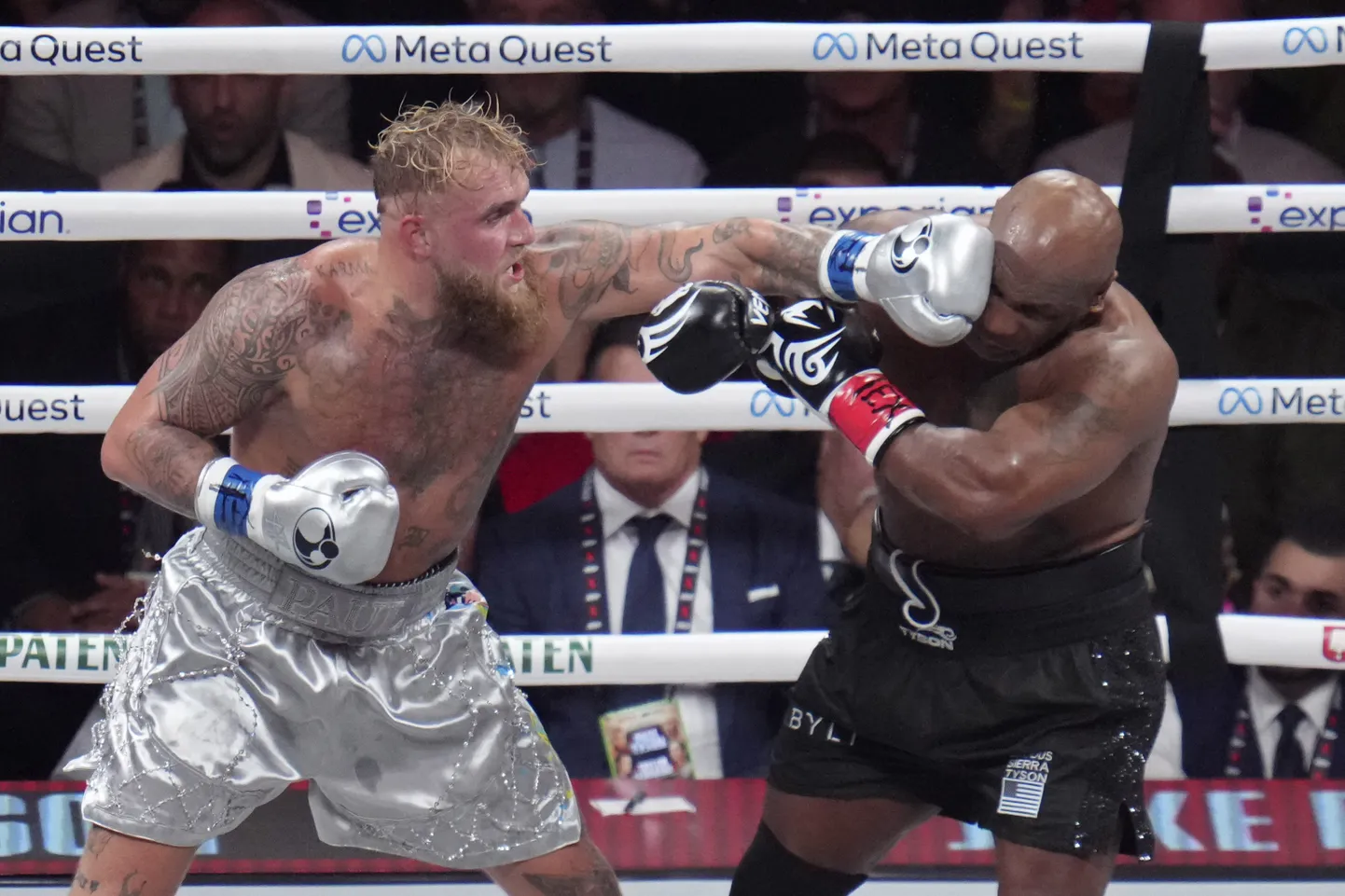 Mike Tyson (paremal) vs. Jake Paul.
