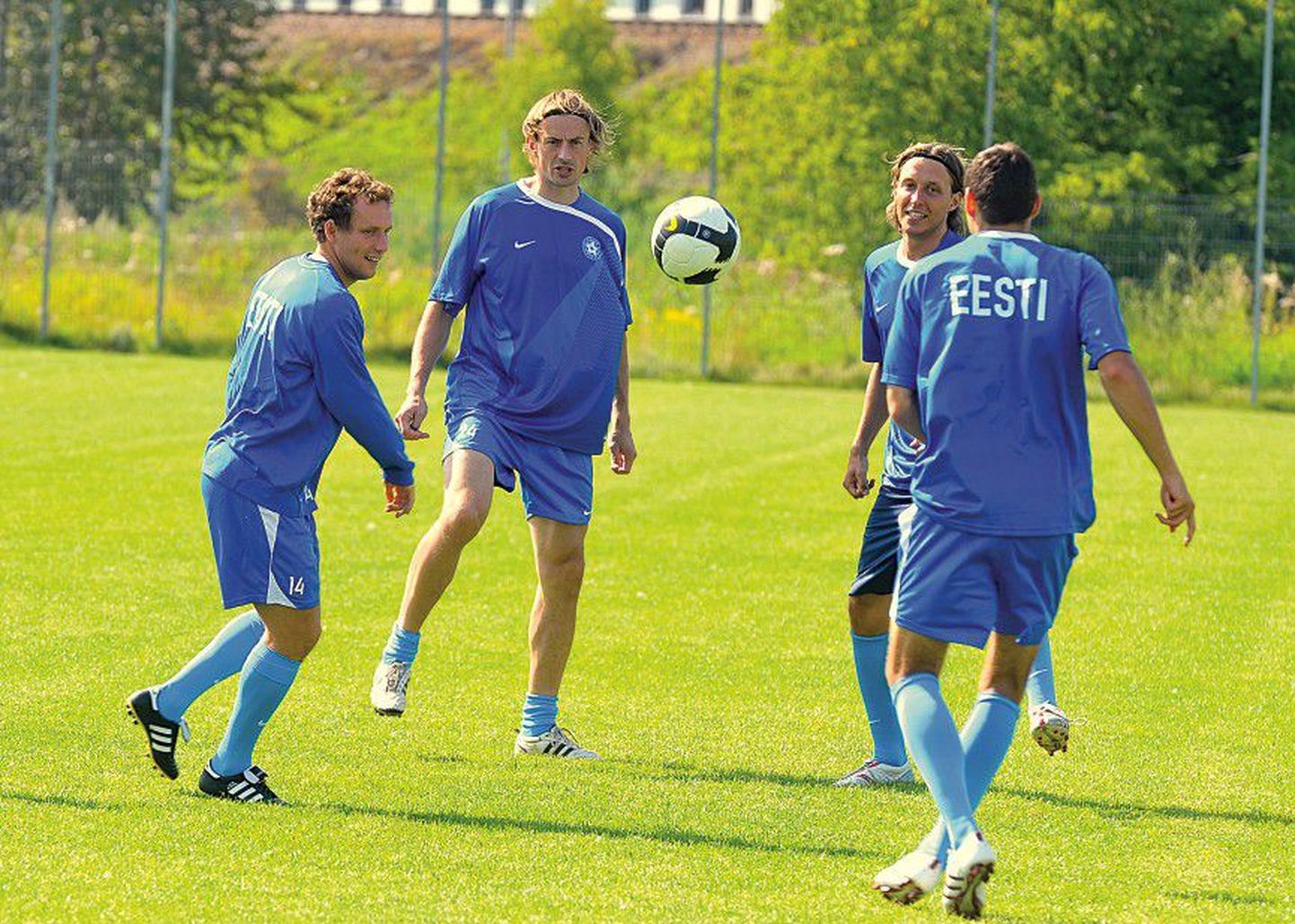 Тренировка сборной Эстонии перед «матчем века» с пятикратным чемпионом мира — командой Бразилии.