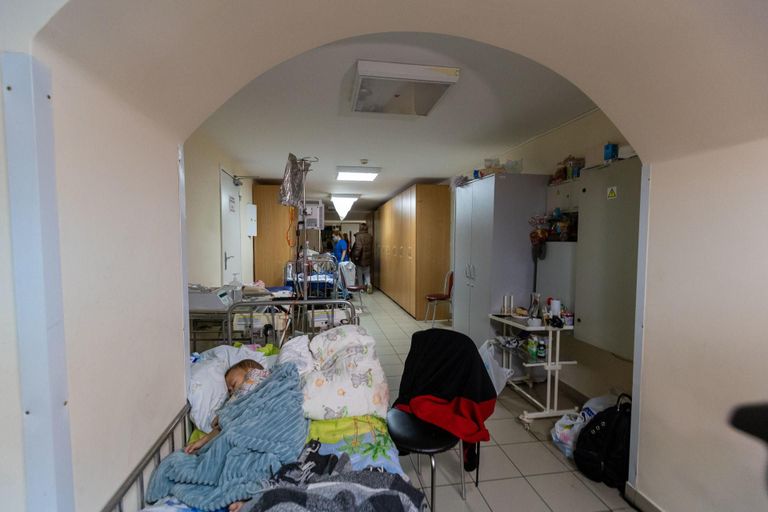 В Киеве жизни всех людей в опасности. Для защиты от бомбардировок российской армии детская больница переместила маленьких пациентов в убежище, расположенное в подвале.