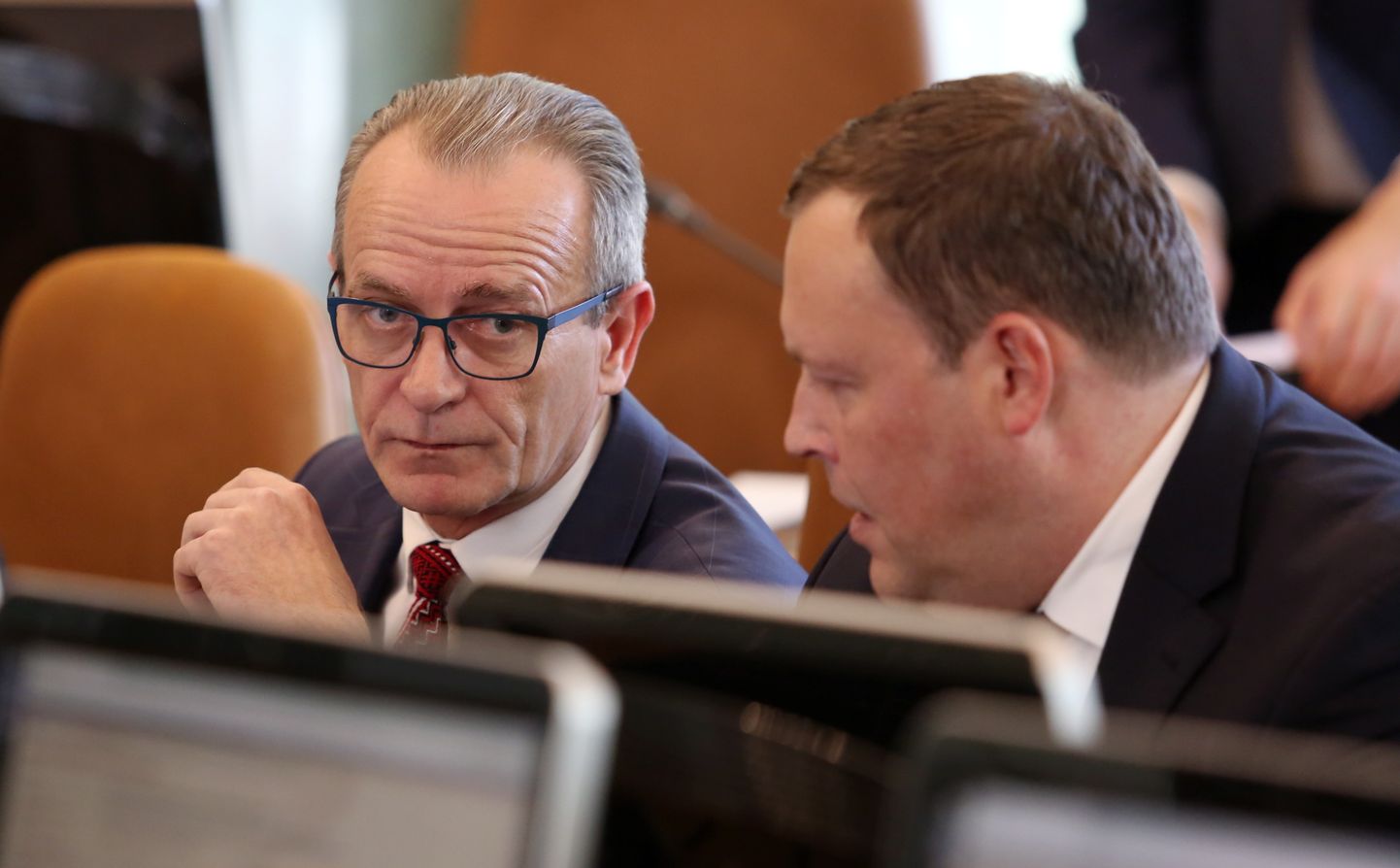 Tieslietu ministrs Dzintars Rasnačs (no kreisās) un iekšlietu ministrs Rihards Kozlovskis pirms Ministru kabineta sēdes.