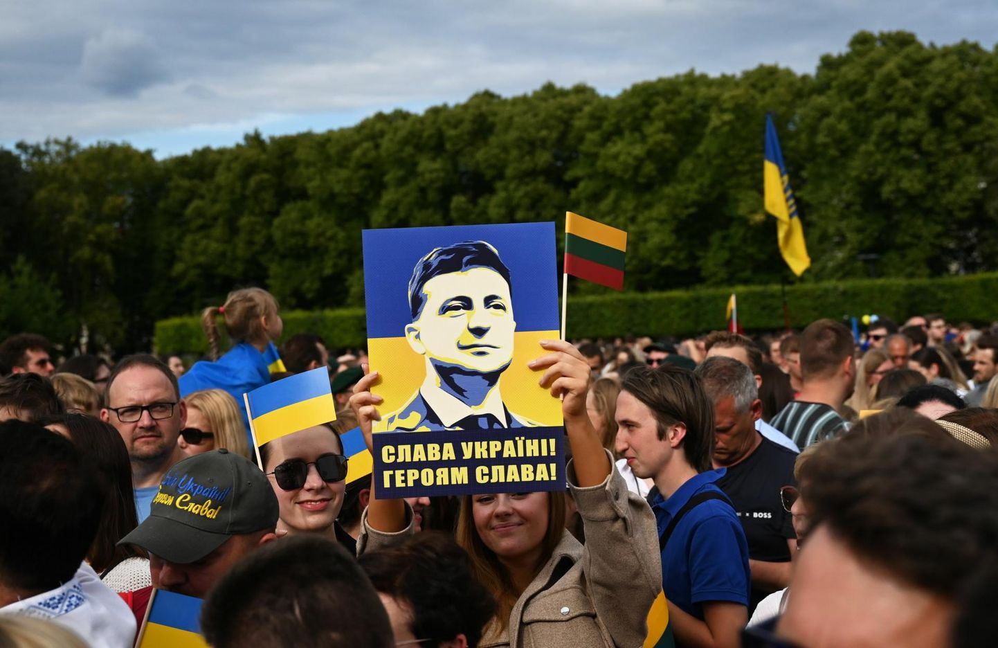 Mees hoiab Ukraina presidendiga plakatit mullu juulis Vilniuses peetud seni viimase NATO tippkohtumise ajal.