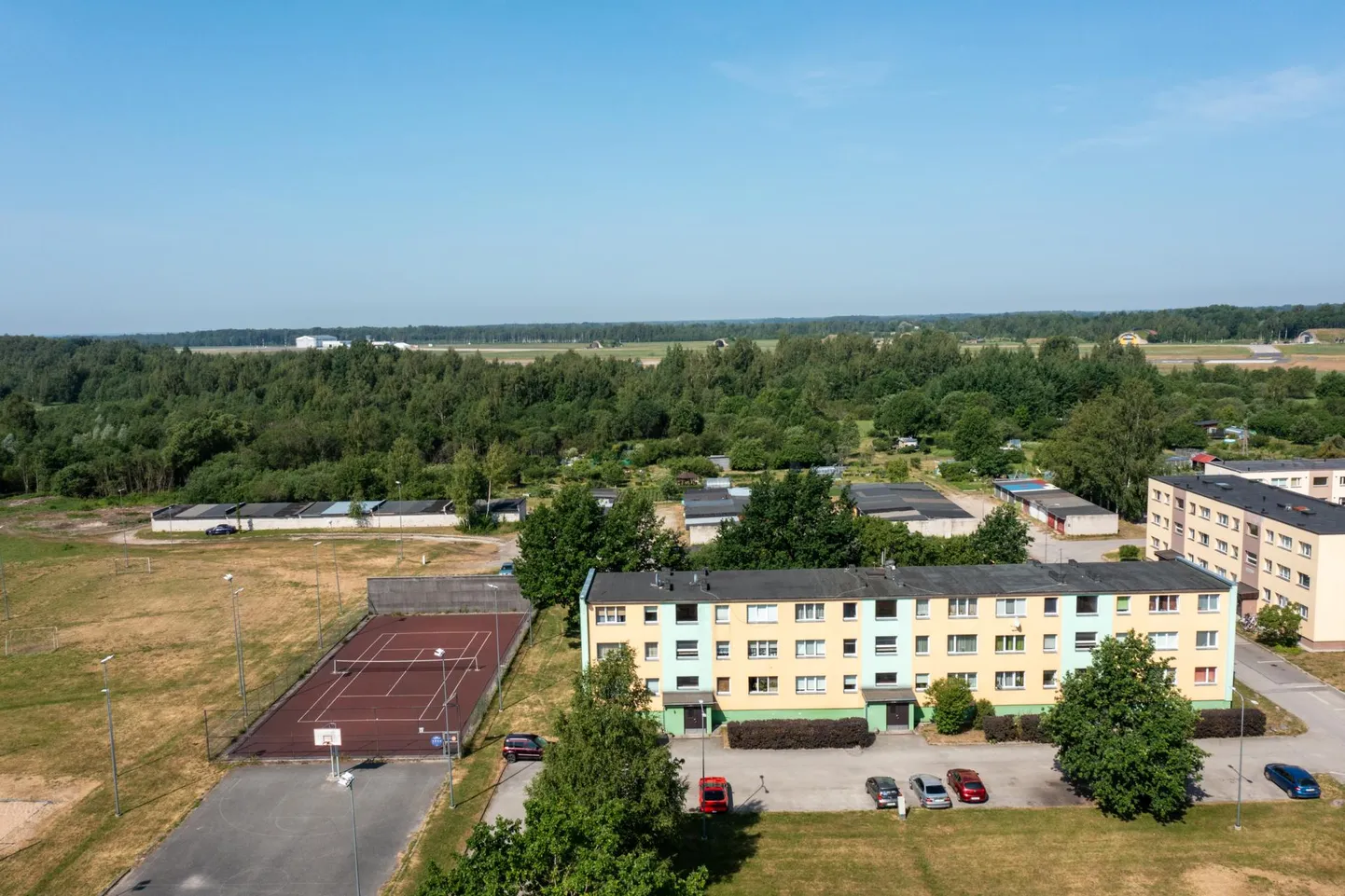 Tori vald kaalub uue kooli asukohana kehtiva detailplaneeringuga Pargimetsa kinnistut Sauga alevikus. Kui koolimaja peaks sinna ehitatama, siis just sinna tenniseväljaku ja garaažide taha, kus praegu asuvad aiamaad.