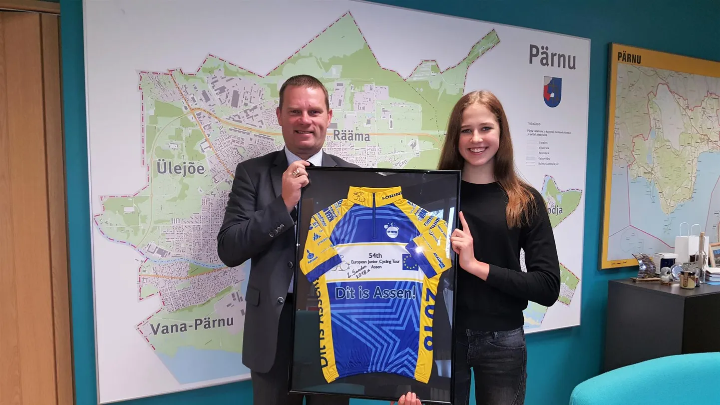 Pärnu Kalevi spordikoolis Karlo Aia ja Kaido Juuriku käe all treeniv Laura Lizette Sander viis eile linnavalitsusse võistlussärgi, tänamaks raadi toetuse eest. Fotol linnapea Romek Kosenkraniusega.