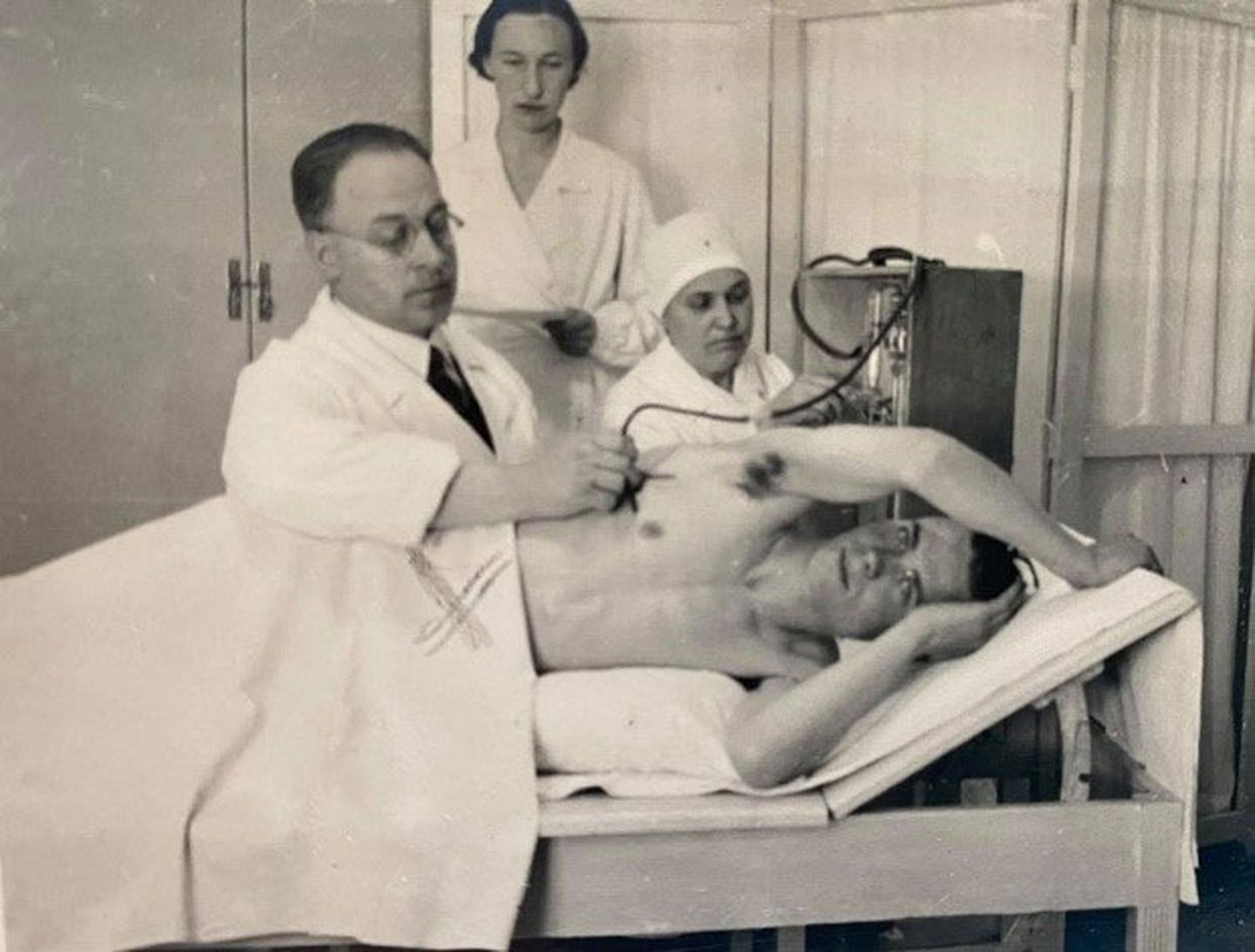 J. Ādamsons darbā. Albumā “L.S.Kr. Cēsu sanatorija 1918–1938”. viņš redzams vairākās fotogrāfijās, gan darbā (attēlā), gan atpūtā. Cēsis, 1938. gads
