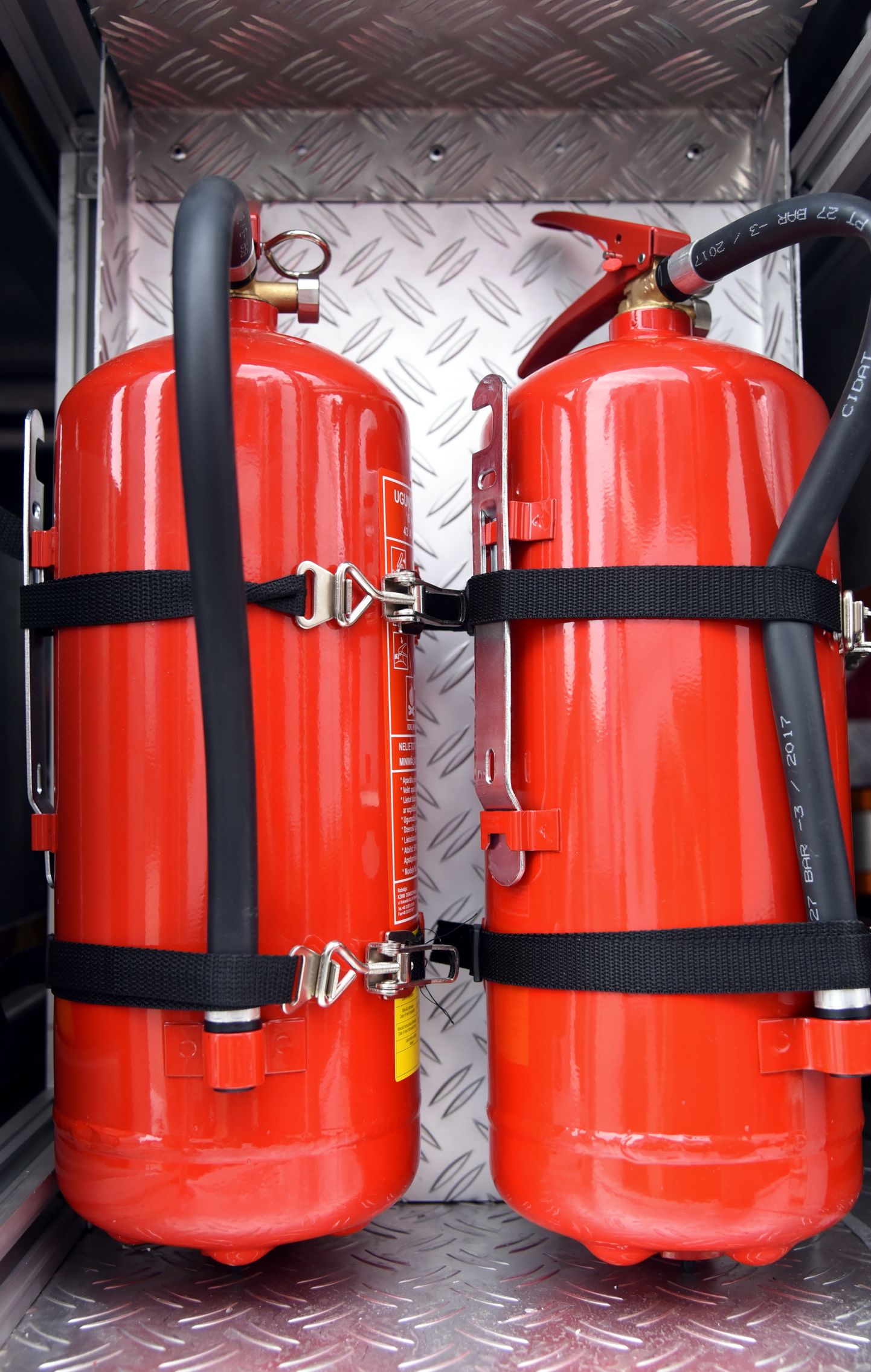 Valsts ugunsdzēsības un glābšanas dienesta saņemto jauno specializēto automobiļu aprīkojums.
