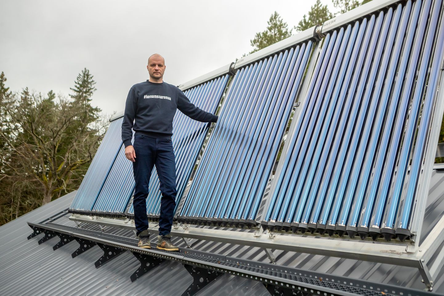 KALLE KUKK kasutab oma kodumaja vee soojendamiseks katusele paigaldatud päikesekollektoreid.