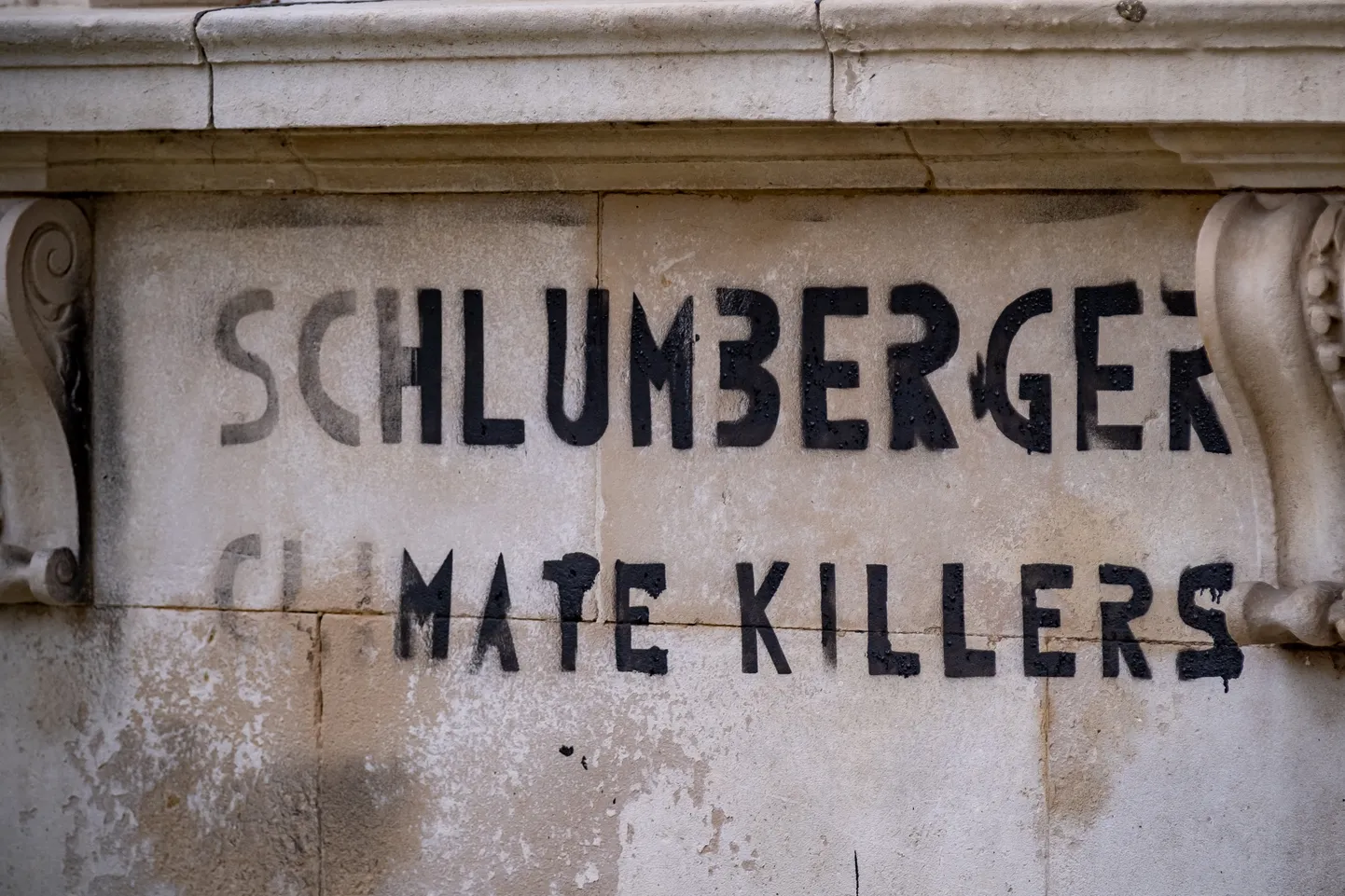 SLB (varem tuntud kui Schlumberger) on olnud pidevalt ka kliimaaktivistide kriitikaobjekt.