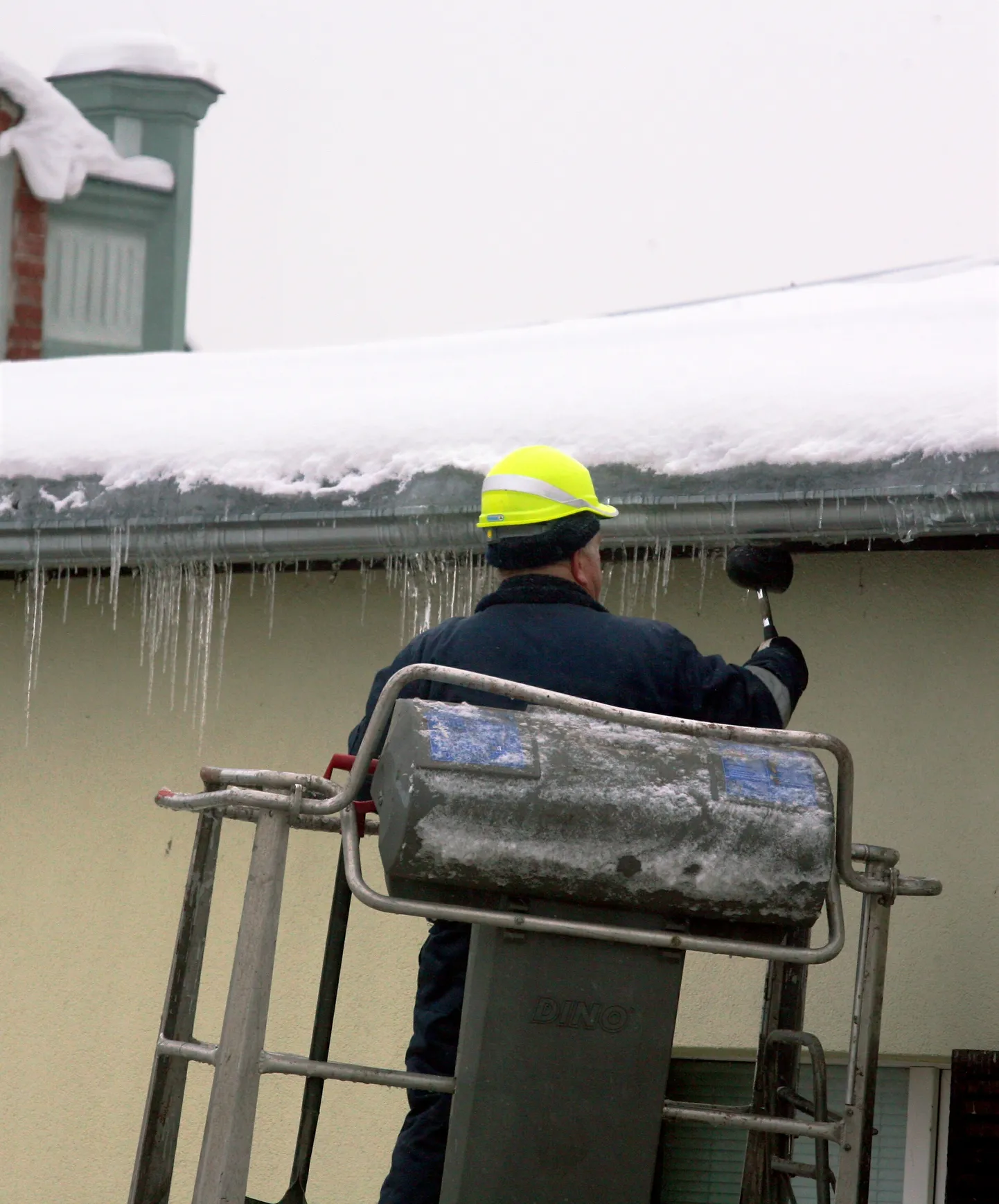 Katusele kogunenud lumi ja jää võivad kukkuda üle räästaserva ning põhjustada ohtu inimestele ja varale.