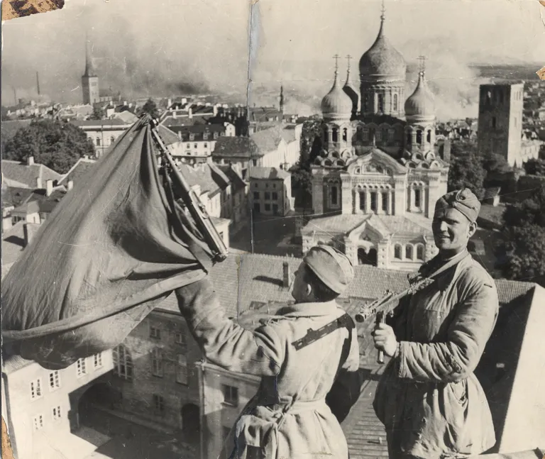 Punaarmeelased Tallinnas Nõukogude võimu kehtestamise päeval Toompeal. 22.09.1944.