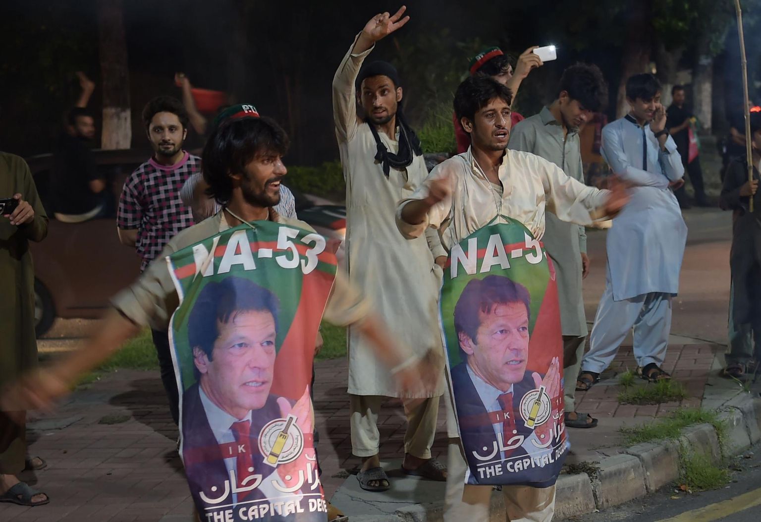 Kuigi lõplikud tulemused polnud selgunud, tähistasid Pakistani kriketikuulsuse Imran Khani toetajad Islamabadi tänavatel valimisvõitu.