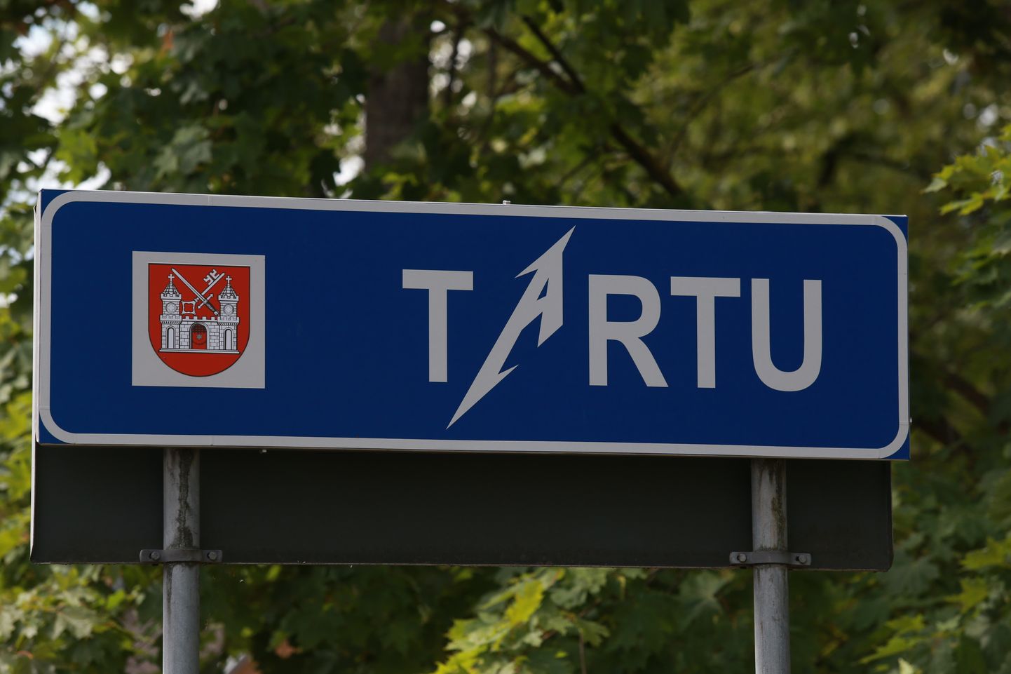В честь концерта Metallica видоизменились тартуские городские знаки.