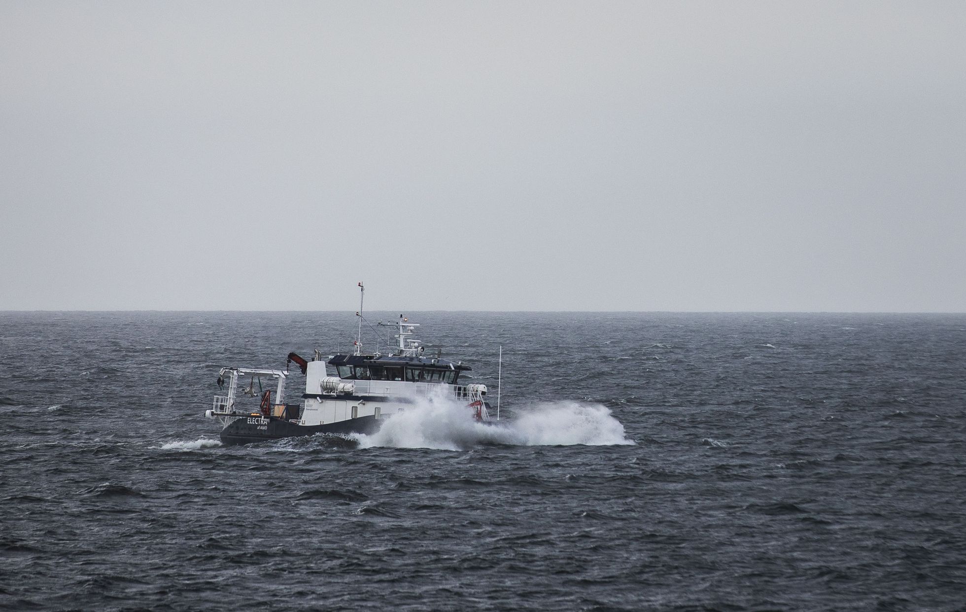 Saaremaal valmistatud Stockholmi ülikooli uuringulaev Electra af Askö tuulisel merel.