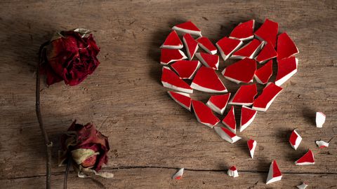Romantiliste suhete purunemine võib tekitada kõrget vererõhku, kaalutõusu ja aknet