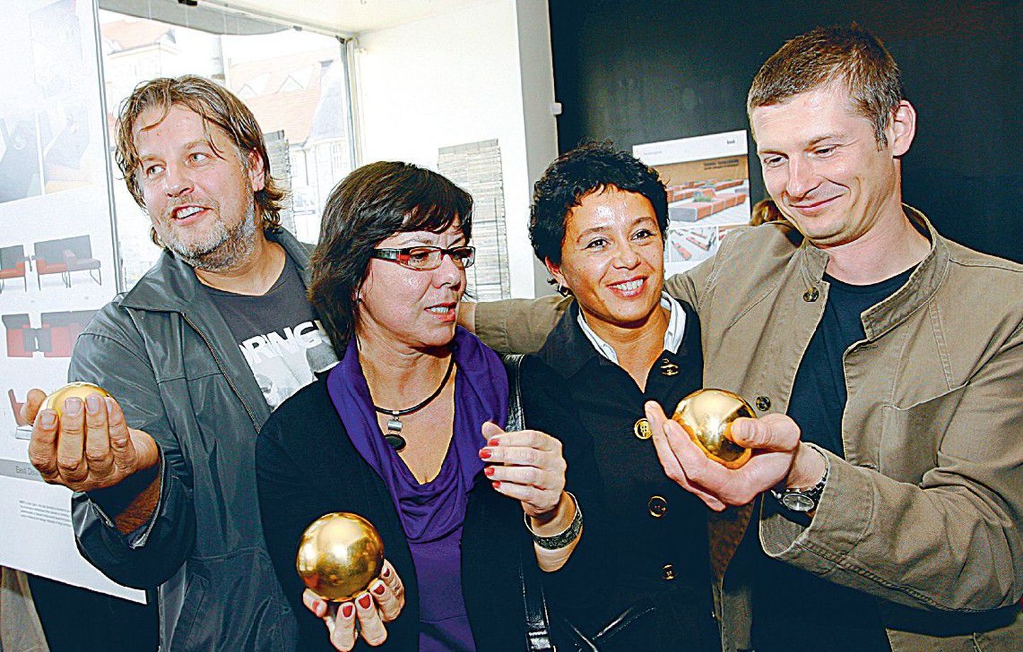 Eeskujuliku design management’i eest auhinnatud Margus Triibmanni (vasakult), Leena Politanovi ja Tarmo Luisu vahele on end seadnud Mare Kelpman (prillidega).
