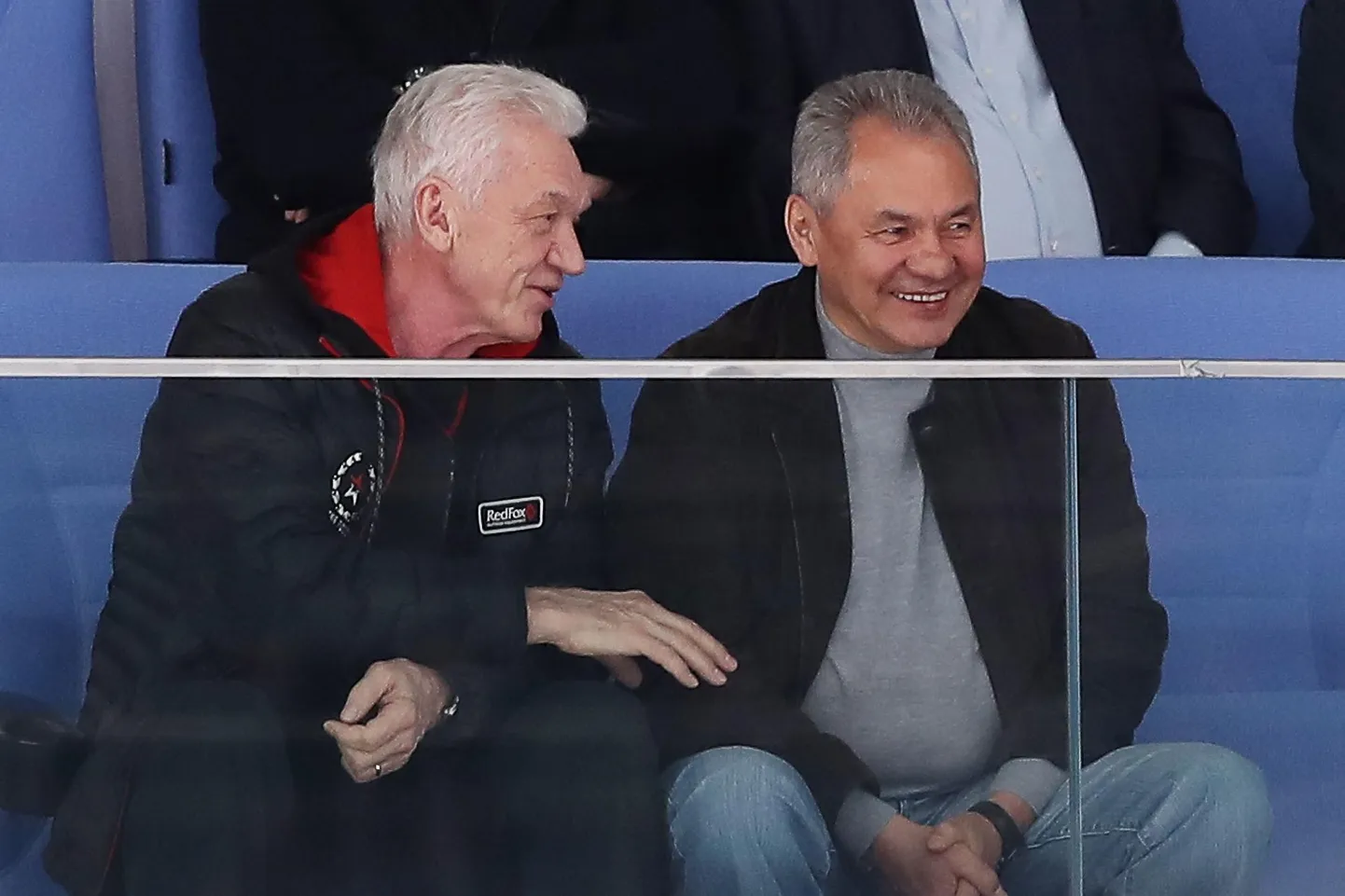 Gennadi Timtšenko (vasakul) on Kremli võimuladvikuga lähedastes suhetes. Fotol koos Venemaa kaitseminister Sergei Šoiguga hokimatši vaatamas.