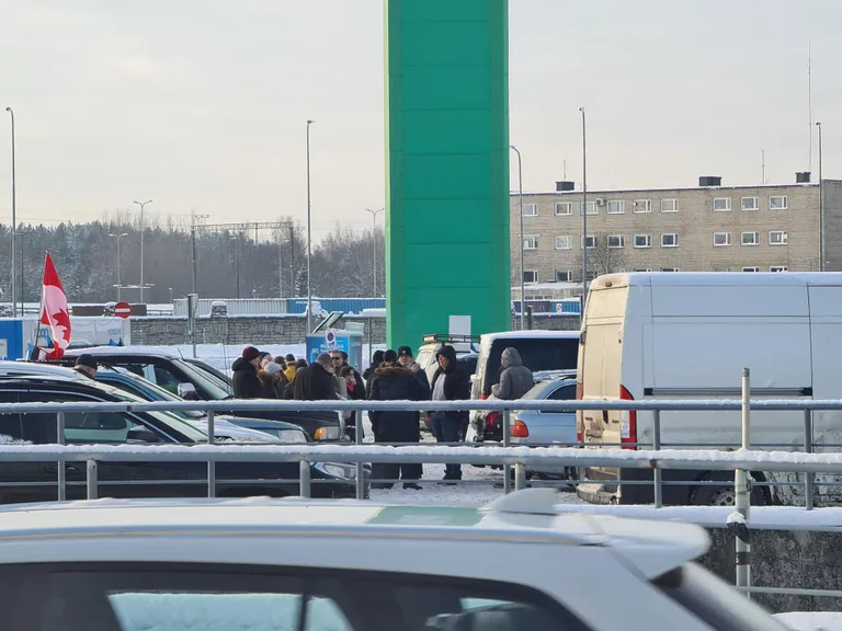 Сначала протестующие собирались в местах сбора. К примеру, на парковке у ТЦ Sikupilli.