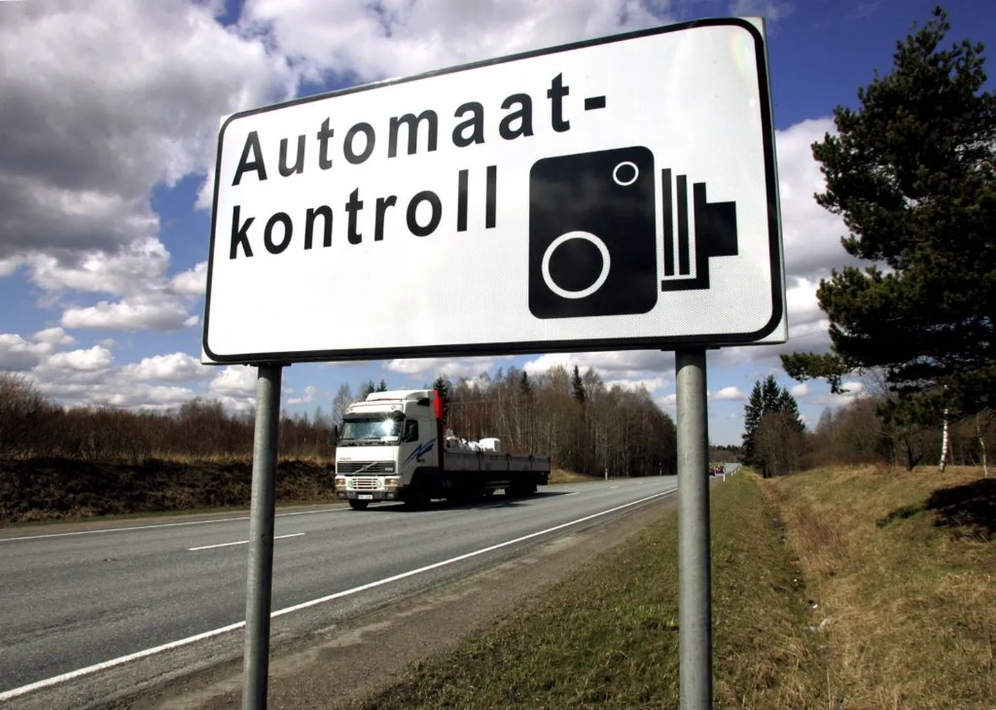 Знак, предупреждающий о наличии камеры дорожного наблюдения.