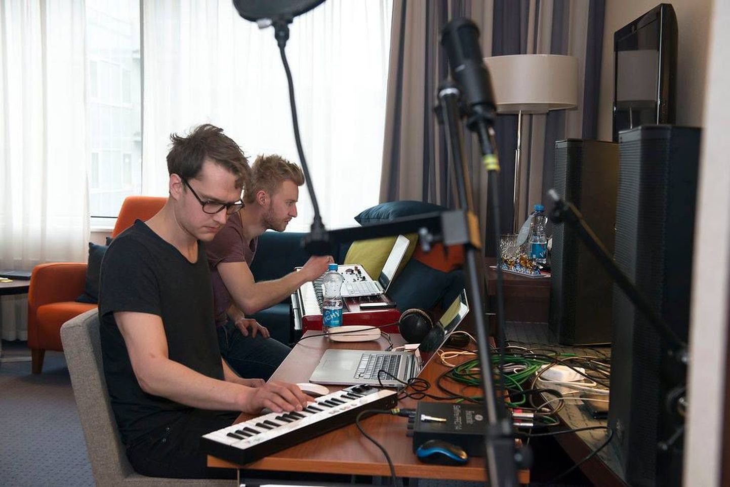 Ewert Sundja ja produtsent Joel Isaksson eelmises Solo Sokos Hotel Estorias toimunud laulukirjutajatelaagris