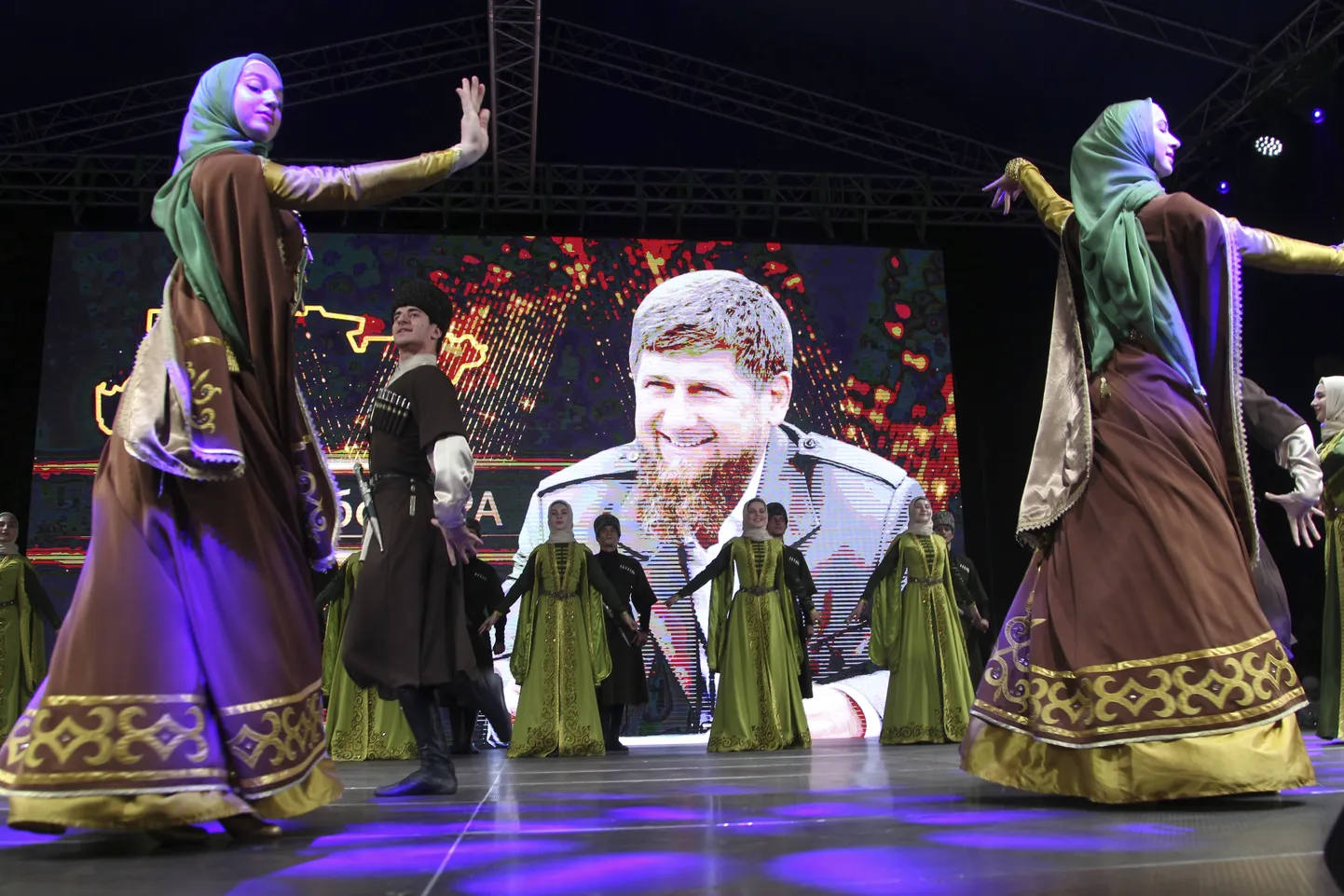 Tšetšeenia tantsijad tähistamas Ramzan Kadõrovi tagasivalimist.