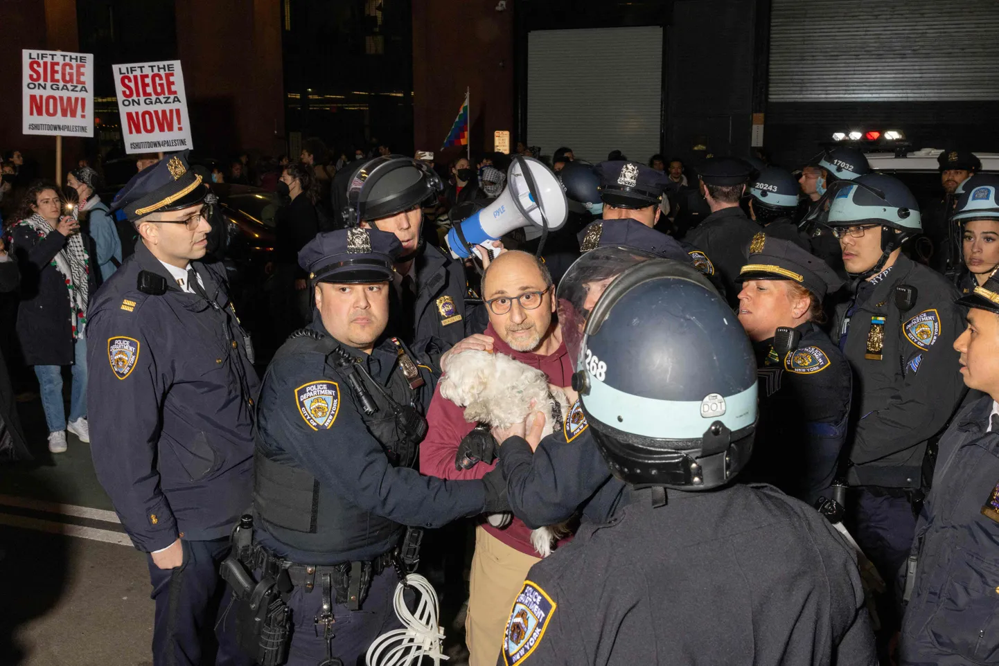 New Yorgi politseinikud vahistamas Palestiina-meelseid meeleavaldajad, kes olid püstitanud laagri New Yorgi ülikooli (NYU) territooriumil, et protestida Iisraeli ja Hamasi vahelise sõja vastu 22. aprillil 2024. aastal.