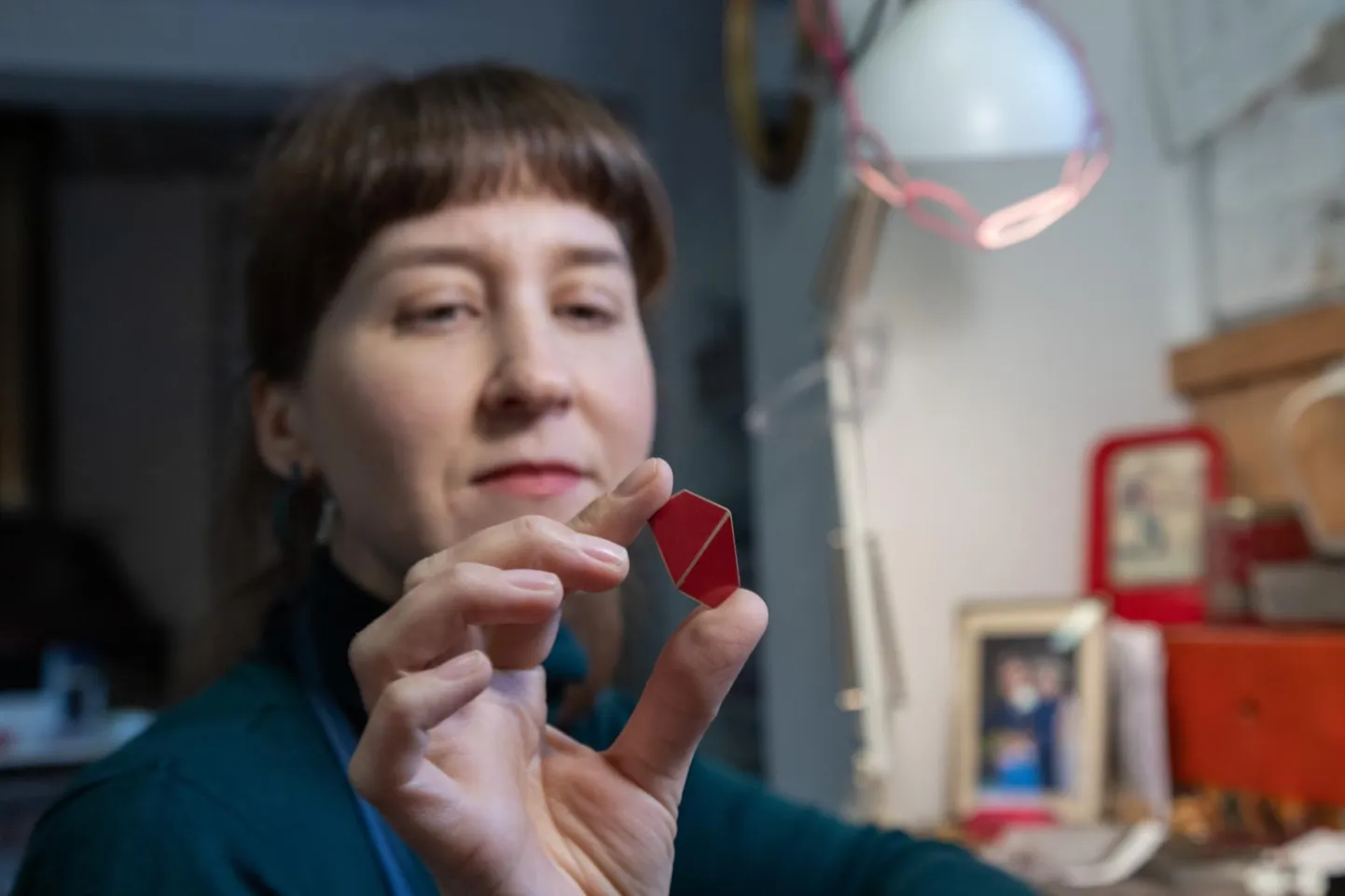 Lisa Lohu asus oma ehtebrändi kallal tööle kohe, kui oli ligi 12 aastat tagasi Saksamaalt Eestisse kolinud. Nüüdseks on tema looming võitnud paljude südame ja seda kinnitab rahva poolehoid Viljandimaa tänavuse lemmiktoote ja -teenuse valimisel.