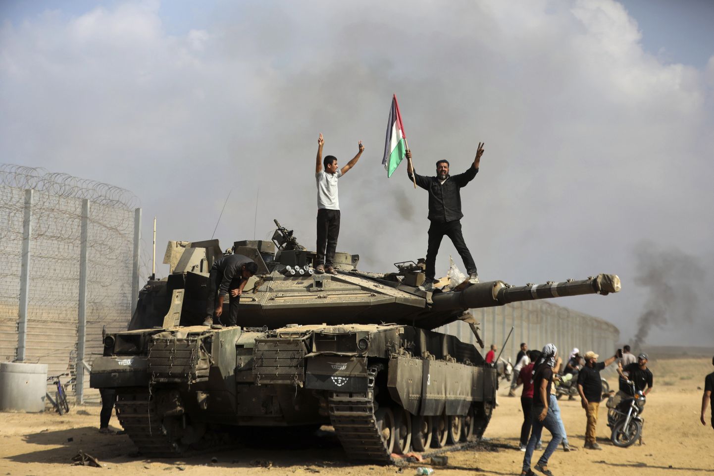 Palestīnieši uz Izraēlas tanka